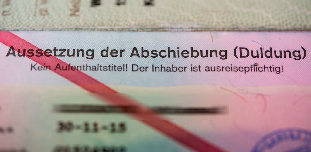 Immer wieder werden in Deutschland Menschen abgeschoben, die hier geboren und aufgewachsen sind.