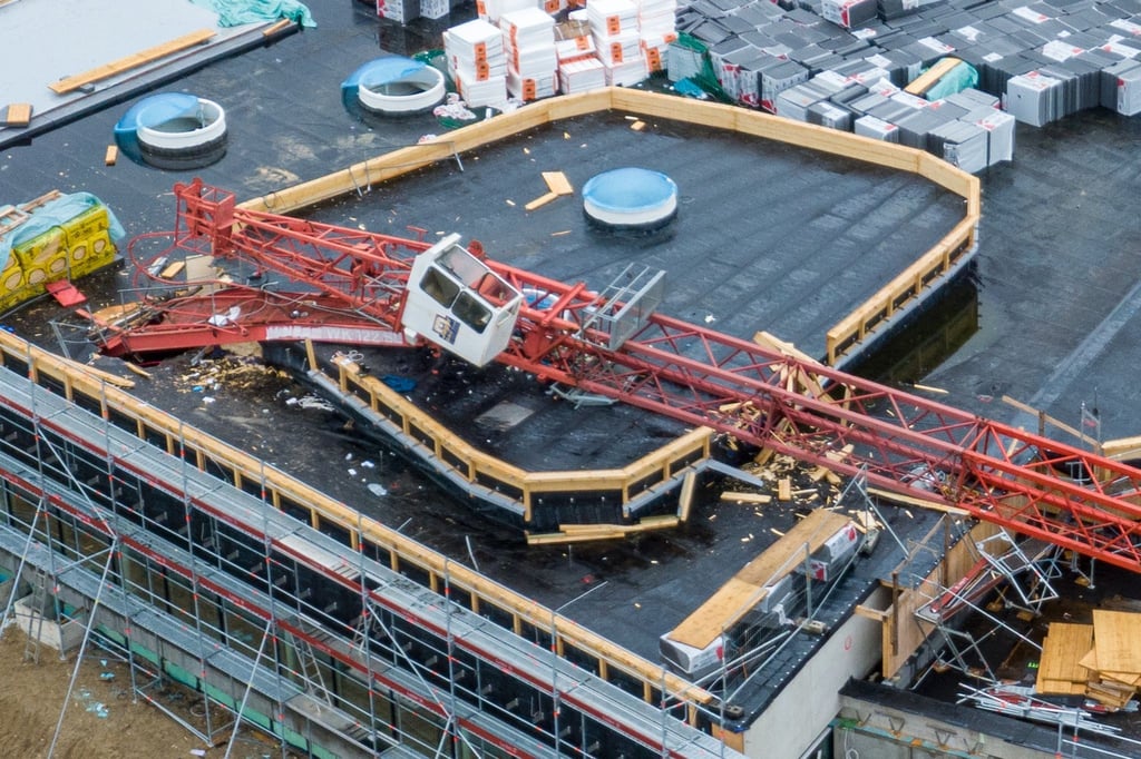 Ein großer Baukran ist in Neutrabling auf eine Schwimmbad-Baustelle gekippt.