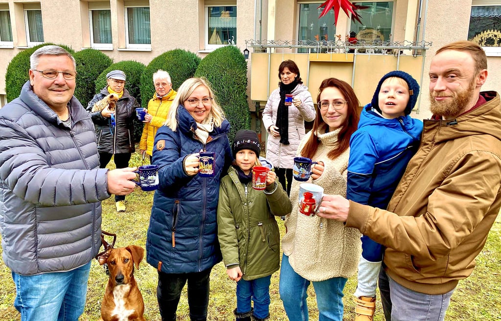 René Bergmann (von links), Rosi Karras, Margitta Köbel, Christin und Emma Bergmann, Simone Johl sowie Laura, Milo und Sven Wiederhold haben sich an der diesjährigen Balkonweihnacht beteiligt und mit Glühwein und Kinderpunsch auf leichtere Zeiten angestoßen.