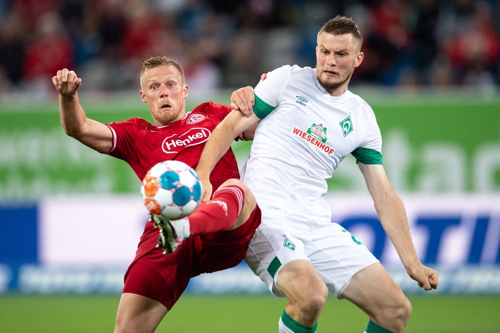 Bremens Lars-Lukas Mai (r), hier im Duell mit Düsseldorfs Rouwen Hennings, wurde positiv auf Corona getestet.