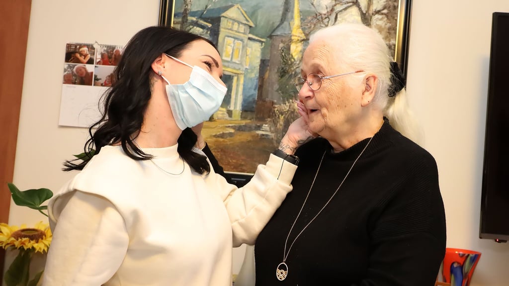 Edith Blume wont seit fünf Jahren im Marienstift in Roßla. Zur Betreuungskraft Stephanie Siebert besteht eine innige Freundschaft.