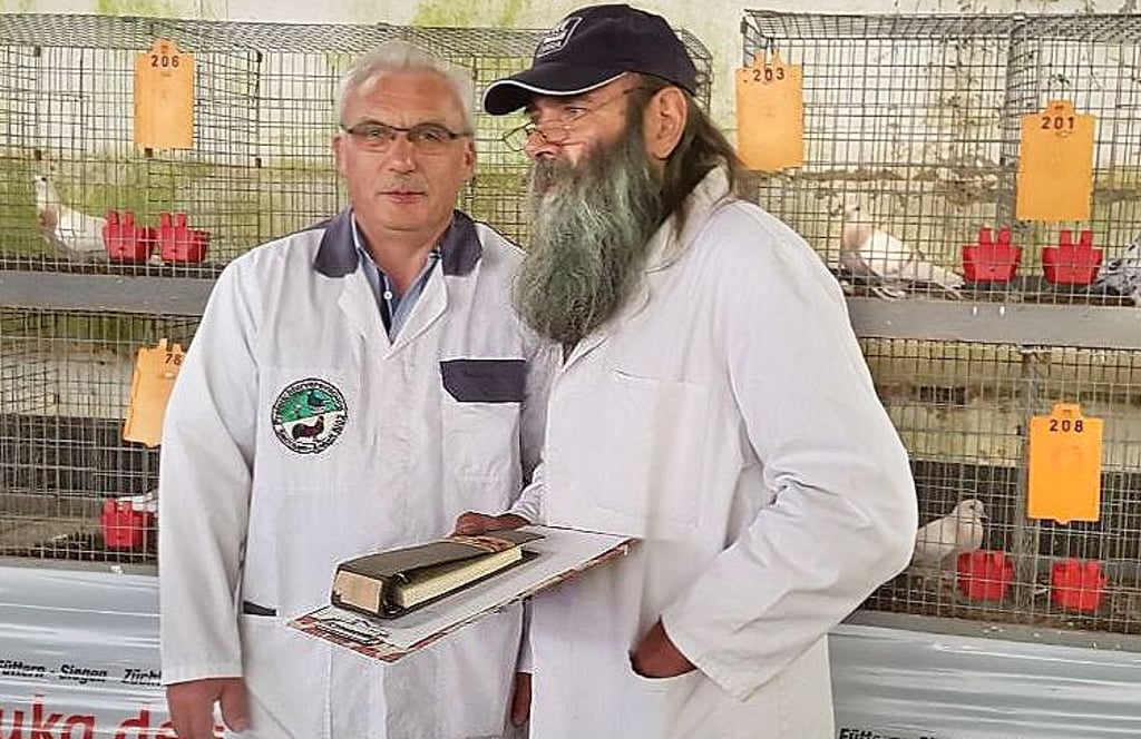 Zuchtrichter Dieter Kuhr (links) und Fritz Drüen bei der Bewertung einer Rassegeflügelschau.