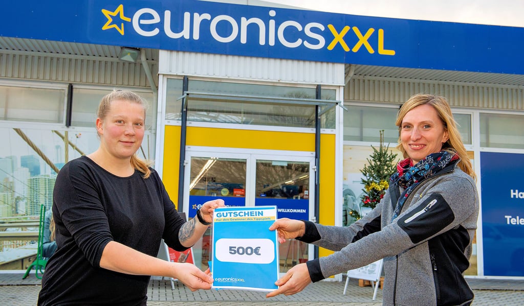 Tippspiel-Gesamtsiegerin Juliane Gorn (l.) erhält von Euronics-XXL-Geschäftsführerin Marlene Raddei den Hauptpreis: einen 500-Euro-Gutschein für den Einkauf in dem Naumburger Elektrofachmarkt.