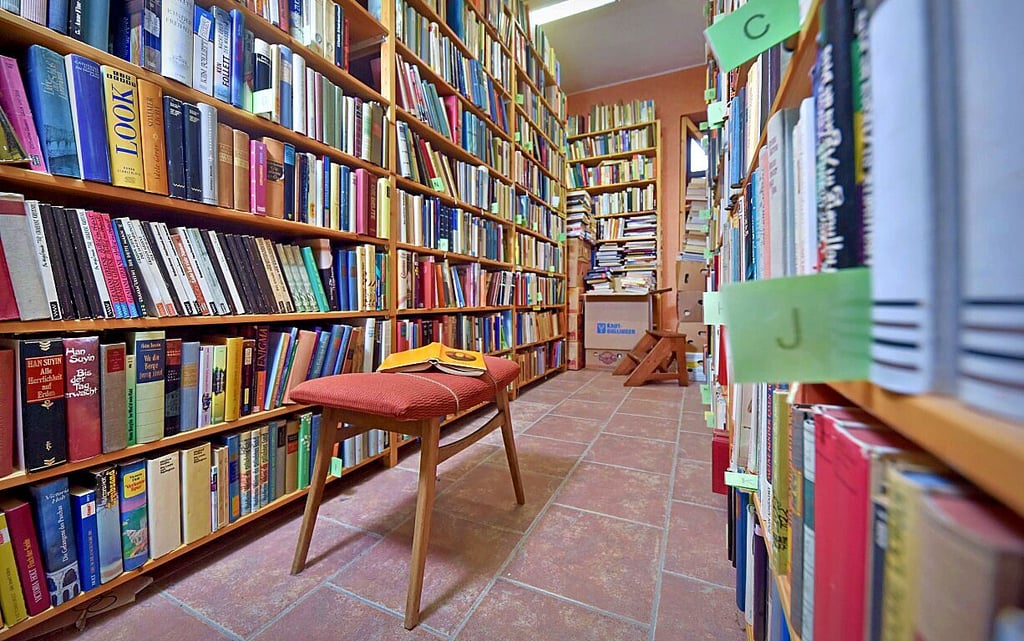 100.000 Bücher stehen in den Regalen allein des Bücher-Consums.