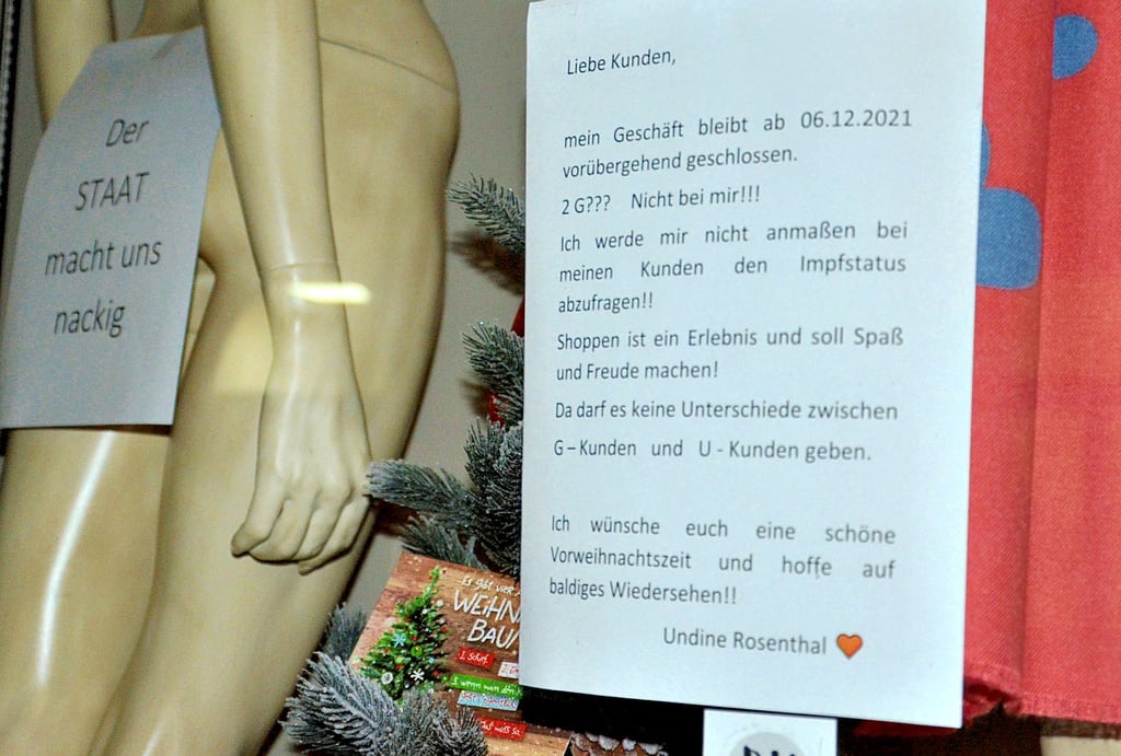 So bekundet die Einzelhändlerin Undine Rosenthal in einem ihrer Schaufenster in der Steinstraße in Staßfurt ihre Meinung zur gegenwärtigen Situation rund um Corona.