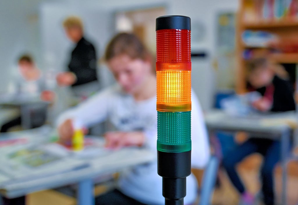 Mit einer sogenannten CO2-Ampel soll der Kohlendioxidanteil in der Luft im Klassenraum angezeigt werden. An diesem ist zu erkennen, wie verbraucht die Luft ist, ob damit die Virenbelastung mutmaßlich hoch und ein Luftaustausch durchs Lüften nötig ist.