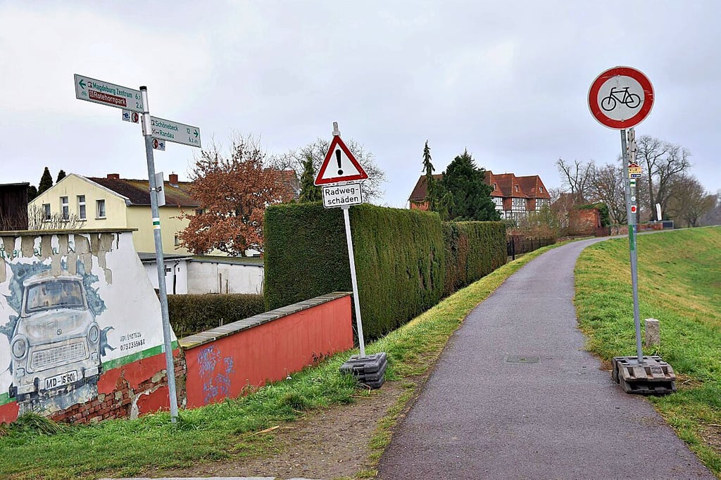 Auf Höhe der Kirche Prester müssen Radfahrer absteigen. Noch am Donnerstag steht hier ein Verbotsschild.
