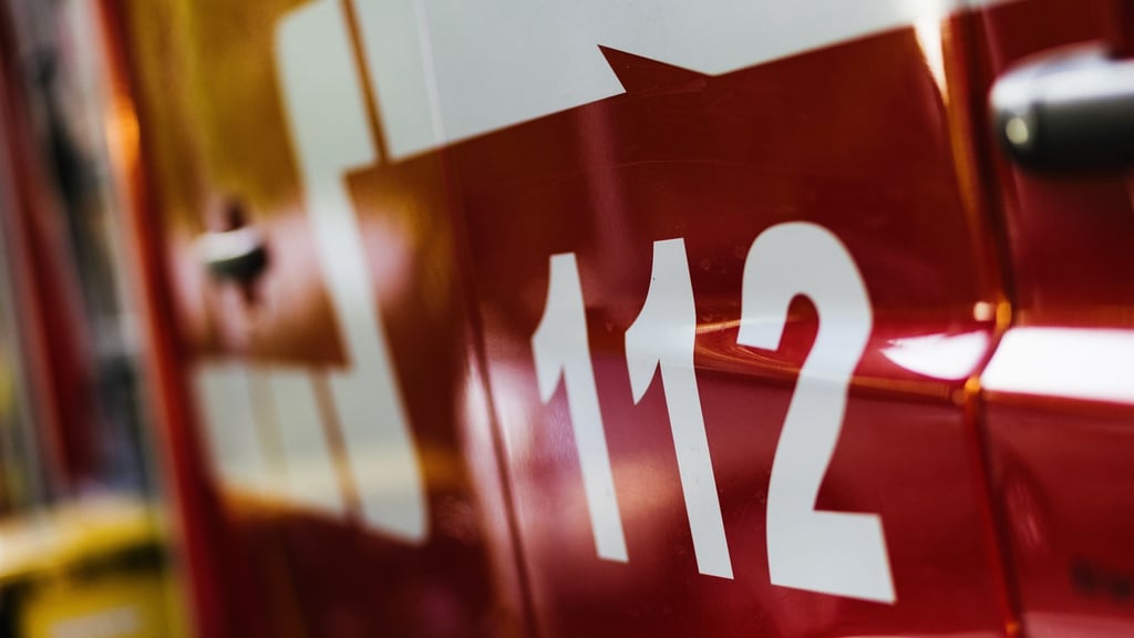 Bei einem Feuer in einem Mehrfamilienhaus in Leipzig ist ein 77 Jahre alter Mann leicht verletzt worden.