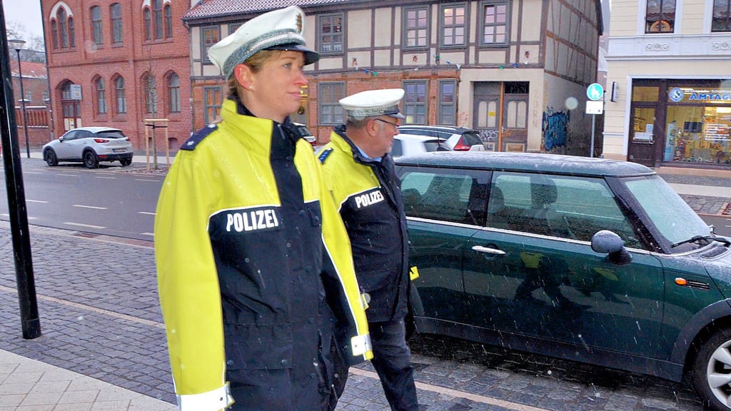 Annika Korf und Mario Grünwald drehen eine Runde im Schadewachten in Stendal. Den beiden fällt viel auf.