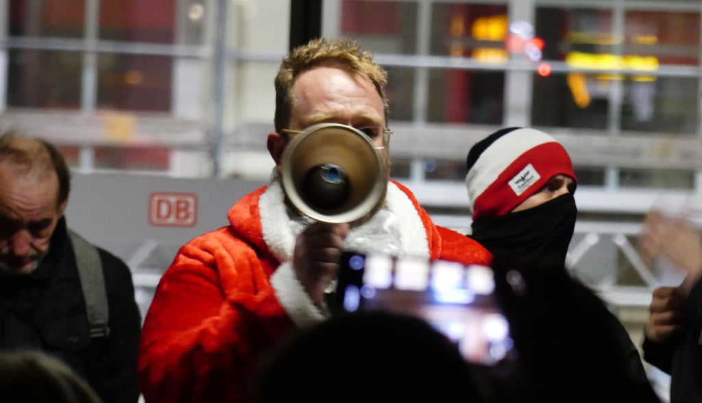 AfD-Kreistagsmitglied Sven Ebert gab den Weihnachtsmann. Foto: Briest