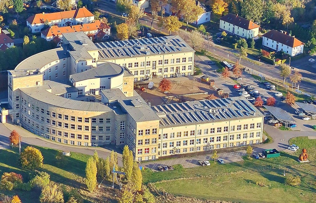 Auf dem Dach des Wolfener Rathauses sind bereits 2012 Solaranlagen installiert worden - ebenso wie auf den Dächern des Parkplatzes (r.).