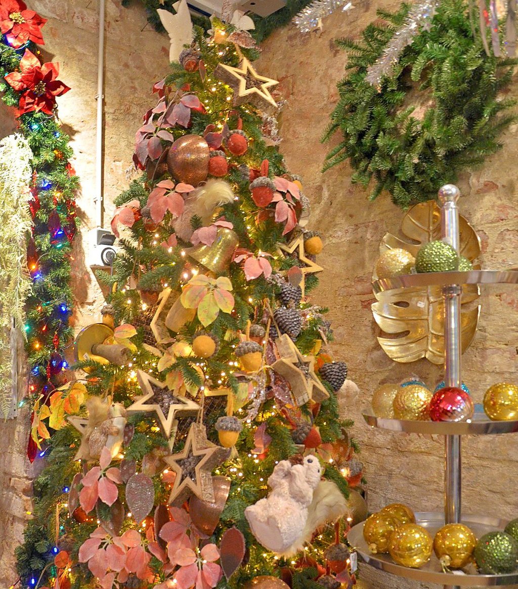 Dieser buntgeschmückte Baum steht in der Weihnachtswelt im Schloss Döbbelin.