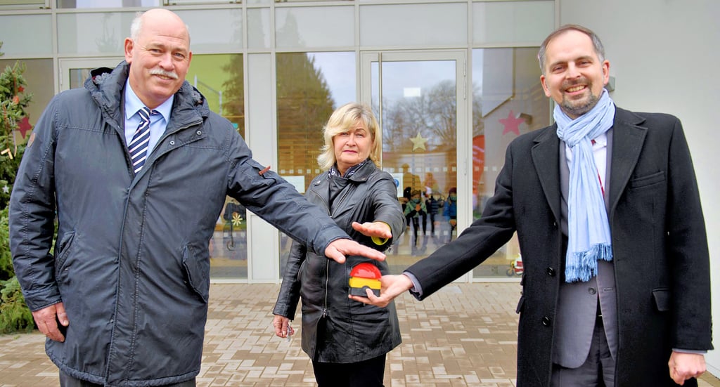 Ute Urban, Leiterin der Grundschule in Erxleben, drückte gemeinsam mit Verbandsgemeinde-Bürgermeister Mathias Weiß (r.) und mit Holger Haupt, Leiter der Arbeitsgemeinschaft Breitband, den roten Knopf zum Start des Giganetzes.