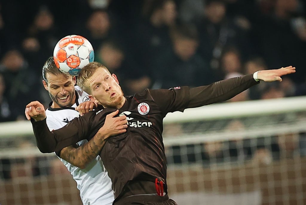 St. Paulis Simon Makienok (r) im Kopfballduell mit Sandhausens Dennis Diekmeier.