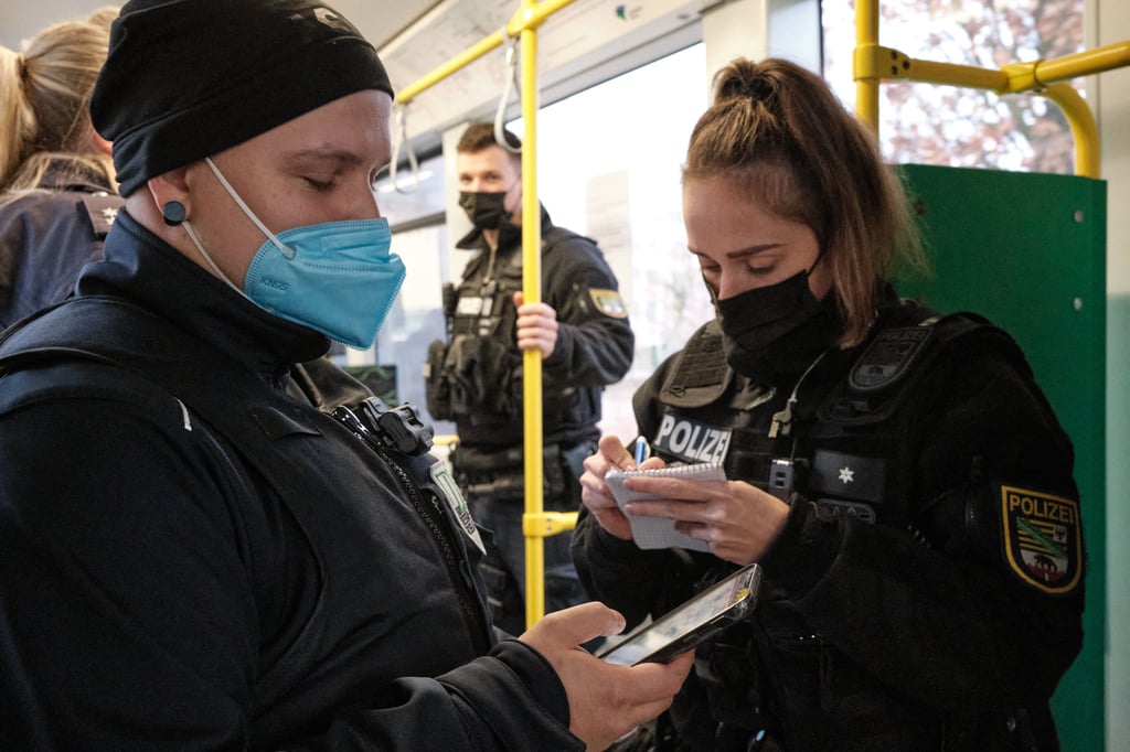 Ordnungsamt, Polizei und Fahrscheinkontrolleure überwachen am Donnerstag die Einhaltung der 3G-Regel in Bus und Bahn.