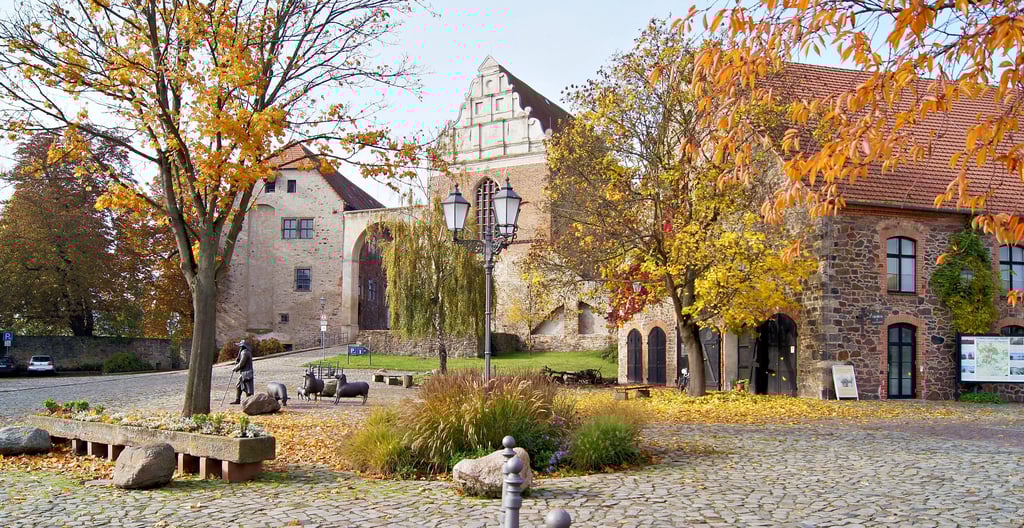 Die Wolmirstedter Schlossdomäne zeigt sich zu jeder Jahreszeit schön. Derzeit bereitet die Kapelle jedoch Sorgen, gibt aber auch Geheimnisse preis.