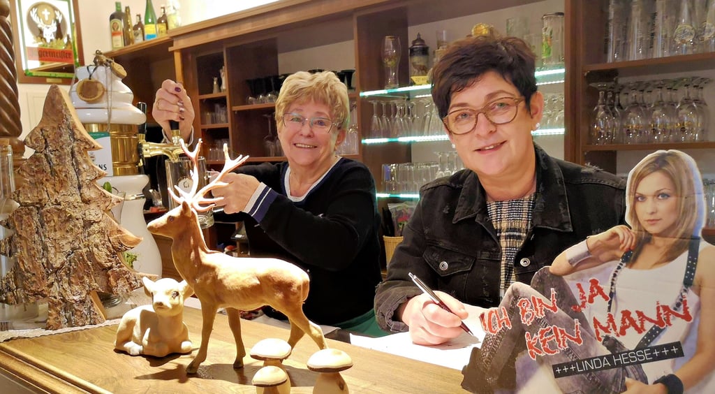 Die Jagdhütte in Röderhof ist das zweite Zuhause von Schlagersängerin Linda Hesse. Eröffnet wurde die Gaststätte von ihrer Großmutter Melanie Buchholz, mittlerweile führt die Mutter der Wahlberlinerin, Conny Hesse, das Restaurant.