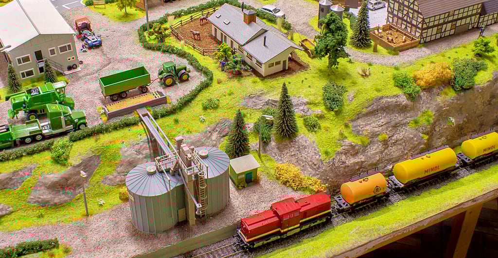 Auf jedes Detail wird geachtet. Realistische Darstellung ist oberstes Ziel der Modellbahnfreunde.
