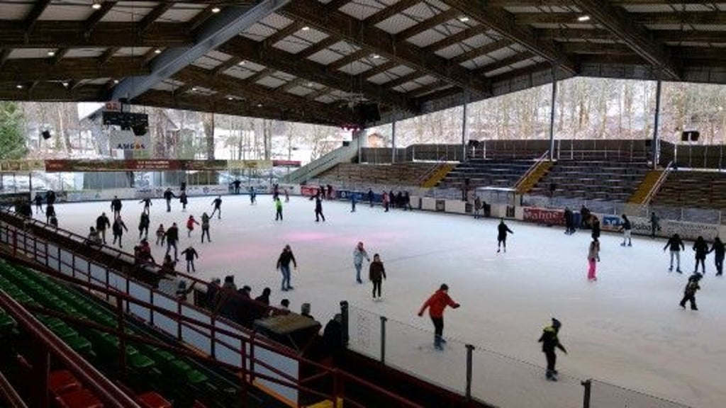 Die witterungsunabhängige Sportanlage bietet auf einer Eisfläche von 60 mal 30 Metern (1800 Quadratmeter) ideale Bedingungen fürs Eislaufen inklusive Disco, Eishockeyspiele, Eisstockschießen und Setzbügeleisenschießen - eine Harzer Spezialdisziplin.