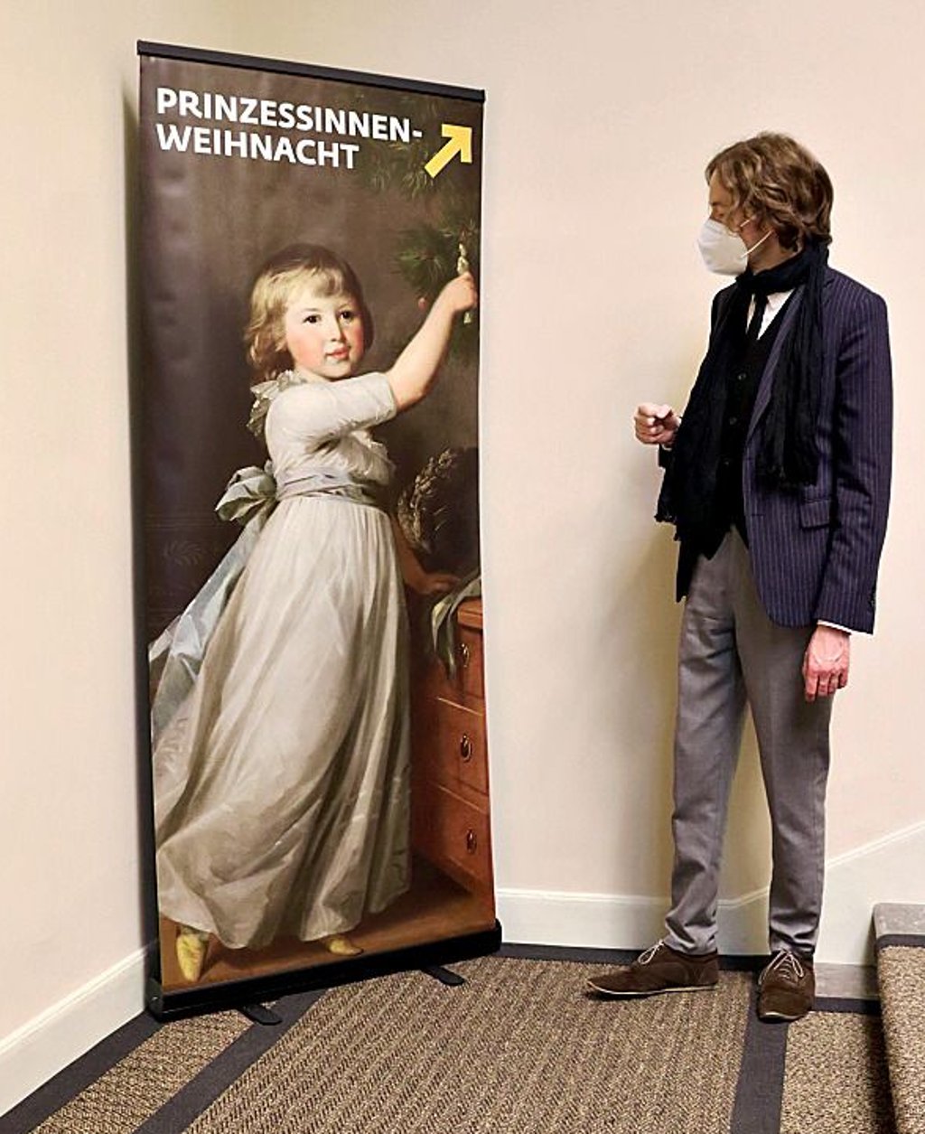 Galeriedirektor Ruben Rebmann lädt zur Kabinettausstellung in der oberen Etage.