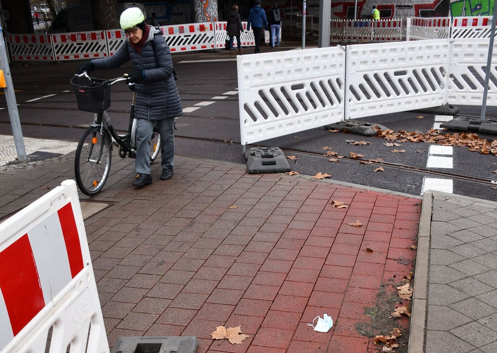 Die rote Farbe auf dem Testfeld für die Radwege am Magdeburger Damaschkeplatz ist bereits fast vollständig verschwunden.