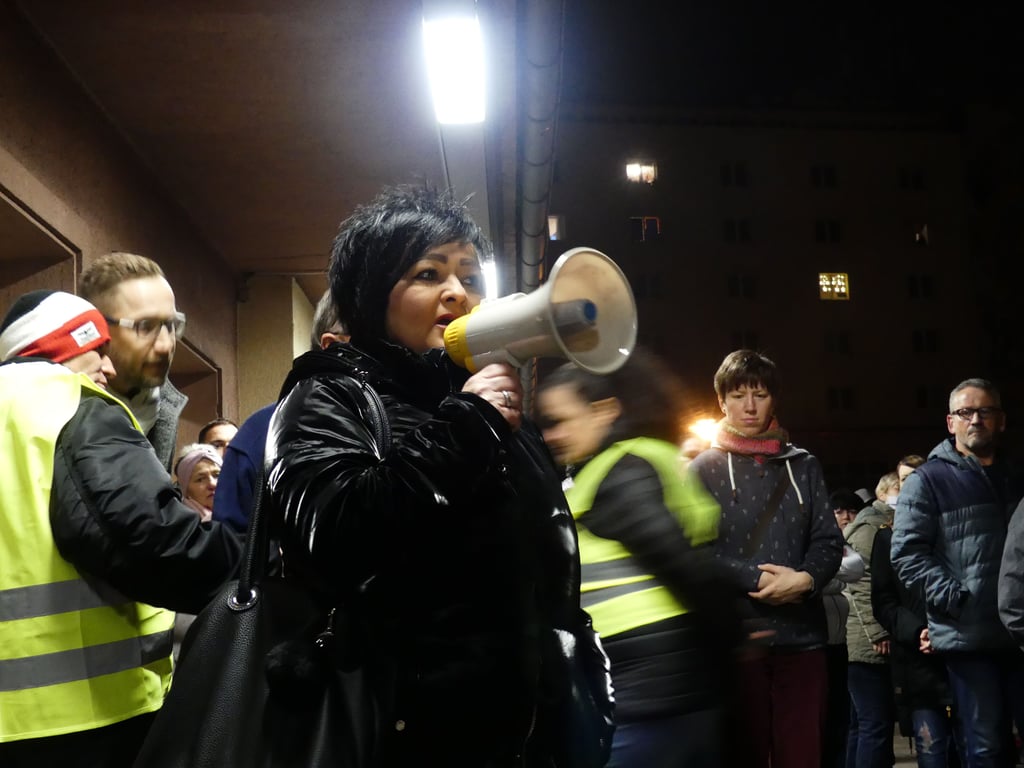 AfD-Stadträtin Manuela Krause spricht vor dem Bahnhof. Foto: Briest