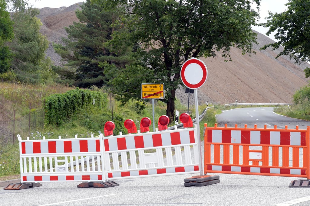 Symbolfoto: Die gesperrte L 225 zwischen Wimmelburg und Wolferode.
