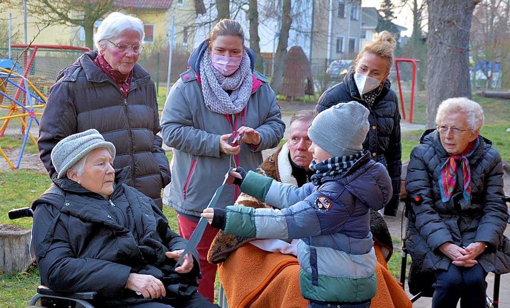 Die Senioren aus dem Haus Katharina besuchten die Kinder der Kita Klusspatzen in Wahlitz.