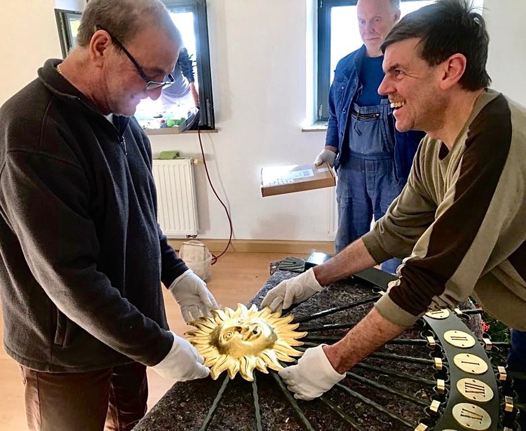 Andreas Otto (links) und Schmiedemeister Kai-Uwe Schmidt bei der Montage der Sonnenuhr: Da war noch eitel Freude darüber, dass sich Otto seinen Traum erfüllen und die innenstadt verschönern konnte.