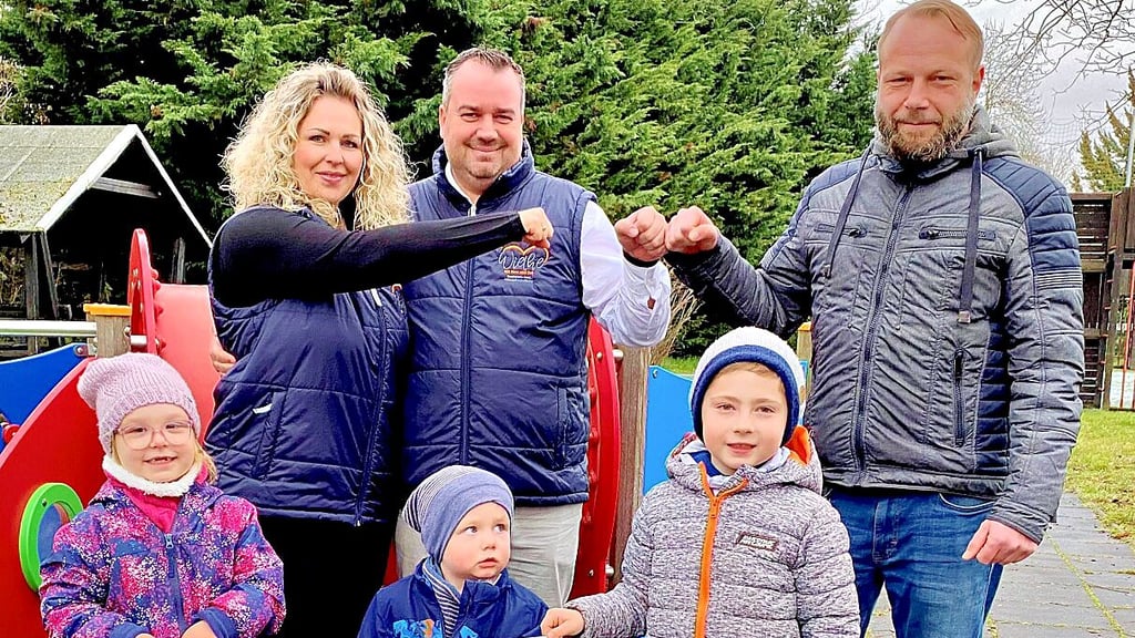 Luna, Noah und Eric (v.l.n.r) halten den Scheck in den Händen, den sie von Mandy und Björn Wiethe (hinten links) übergeben bekommen haben.