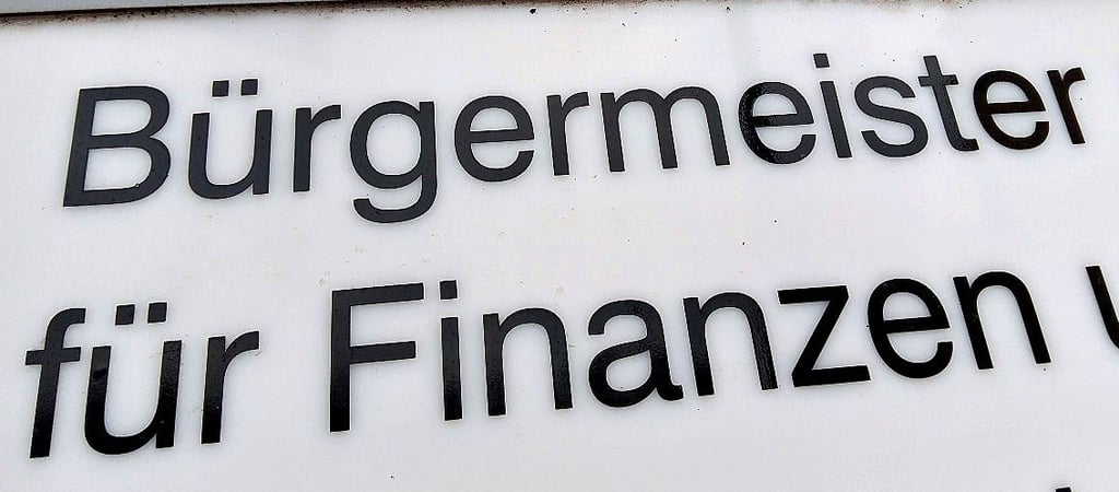 Schriftzug vor dem Sitz des Finanzbeigeordneten.