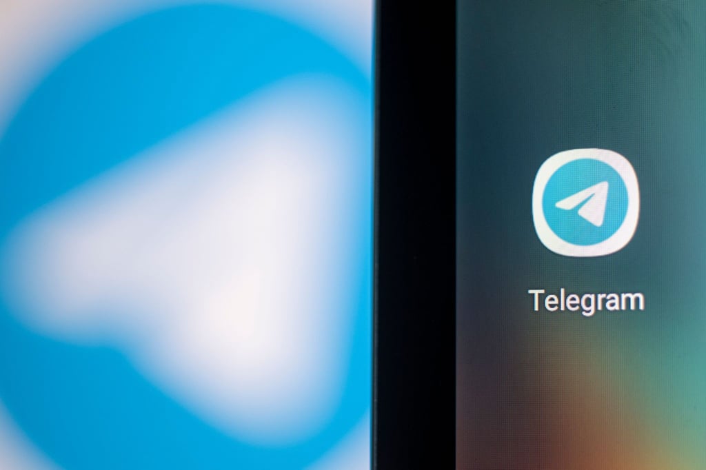 Das Telegram-Logo auf dem Bildschirm eines Smartphones.