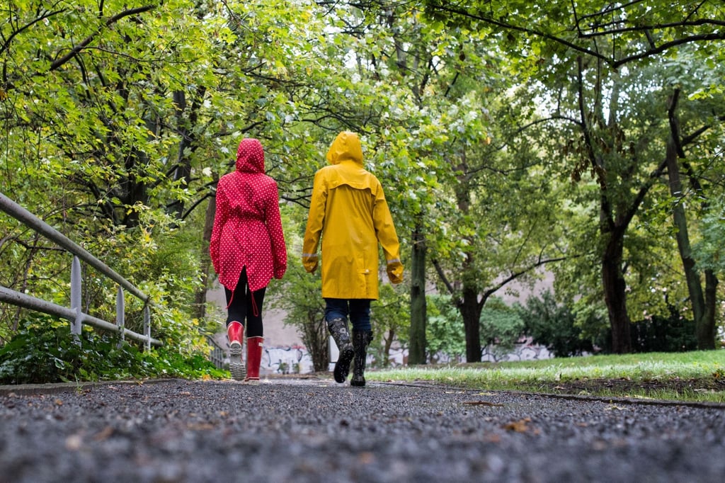 Bei schlechtem Wetter sind Regenjacke und Gummistiefel die Kleidungsstücke der Wahl.