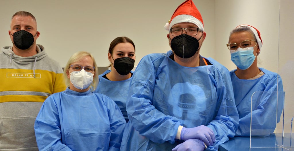 Gruppenbild am Donnerstagmorgen - das Team um Thomas Schmid (2. von rechts) und Aileen Knopf (rechts) bietet sieben Tage in der Woche und auch an den Feiertagen Corona-Schnelltests an.