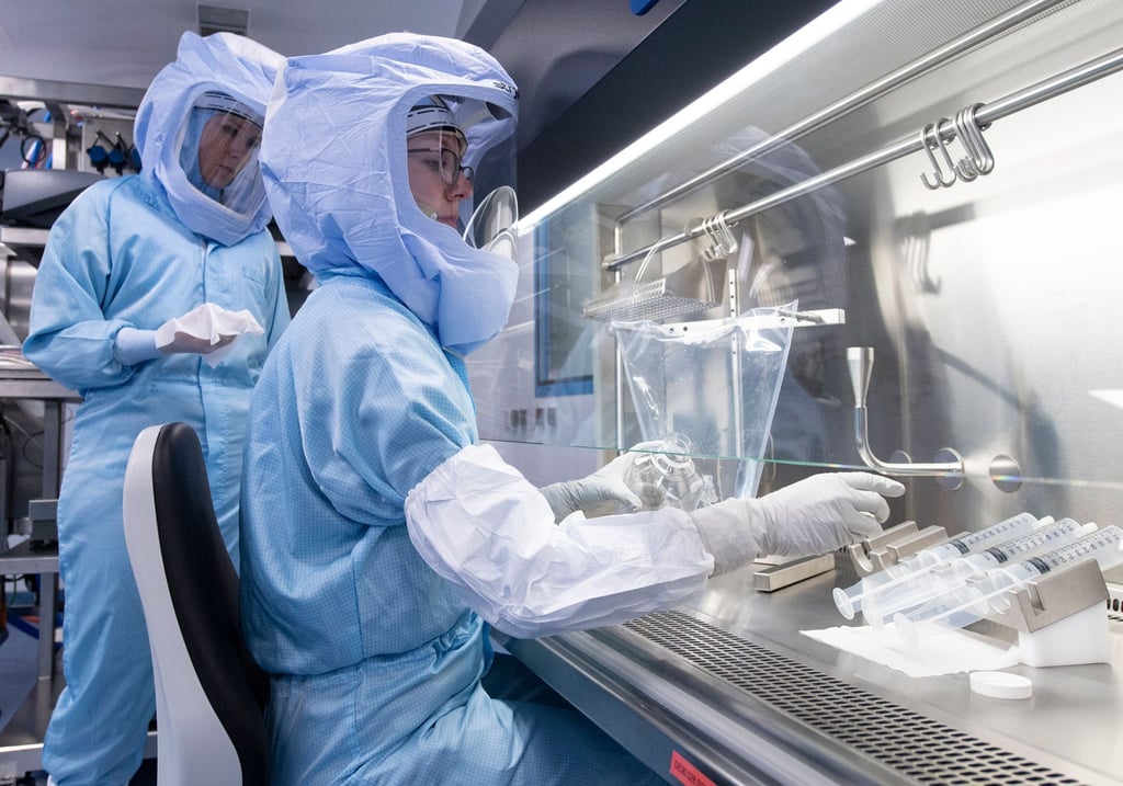 Laborantinnen der Firma Biontech simulieren die finalen Arbeitsschritte zur Herstellung des Corona-Impfstoffes an einem Bioreaktor.