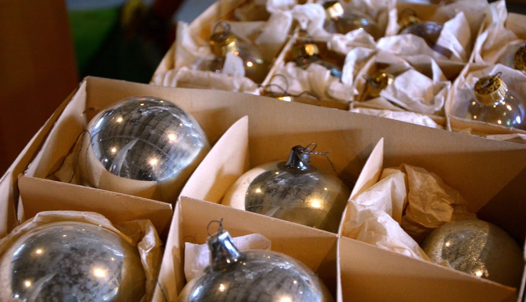 Alte Weihnachtsbaumkugeln gehören zu den begehrten Waren in der „Handelsstube" Osterburg, die viele Stammkunden hat.