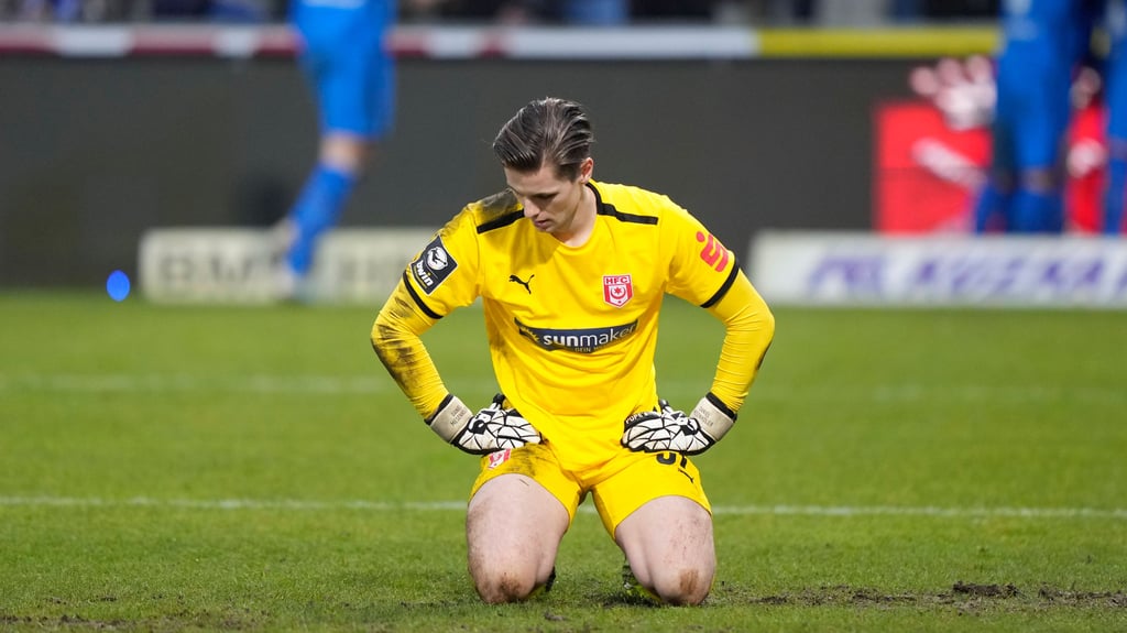 HFC-Keeper Daniel Mesenhöler ist geschlagen, im Hintergrund jubelt der SV Meppen.