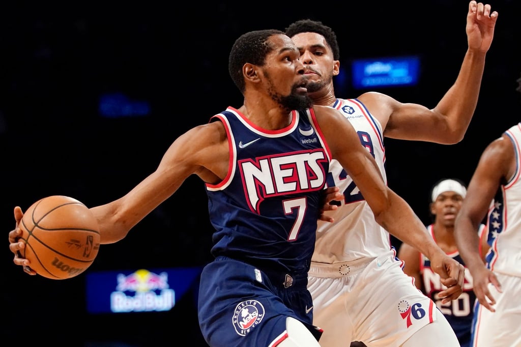 Kevin Durant (l/7) von den Brooklyn Nets zieht an Tobias Harris (12) von den Philadelphia 76ers vorbei.
