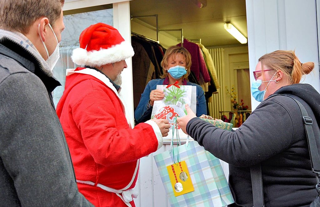 Am Freitag wurden die ersten Geschenke der Wunschweihnachtsbaum-Aktion von Stadt und Rathauspassagen in der Wärmestube ausgegeben. Hier nimmt Franziska Letz die Gaben für ihre Kinder entgegen.