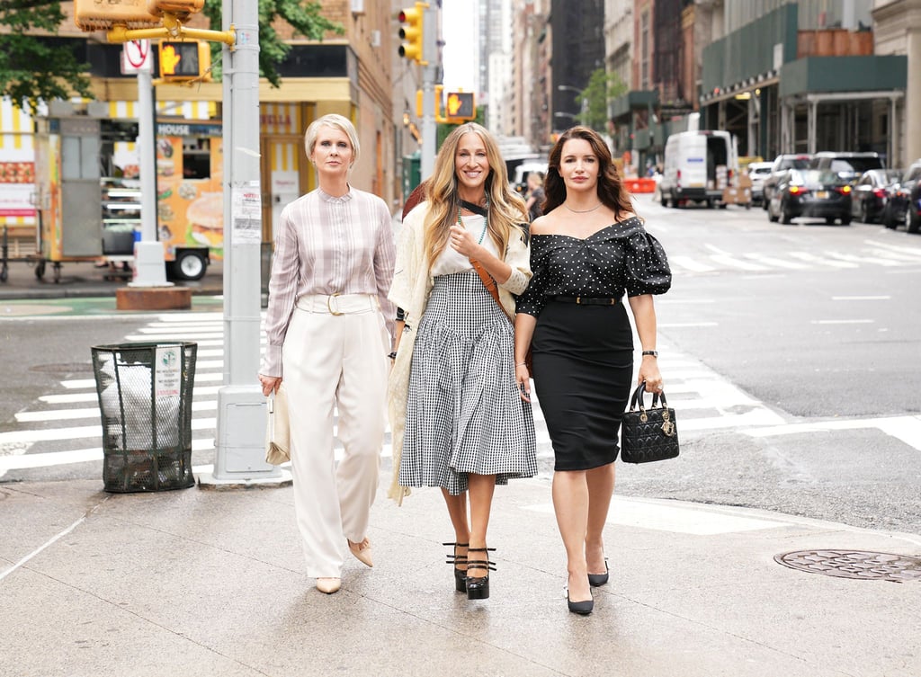 Carrie (Sarah Jessica Parker M), Miranda (Cynthia Nixon, l) und Charlotte (Kristin Davis) in „And Just Like That...“.