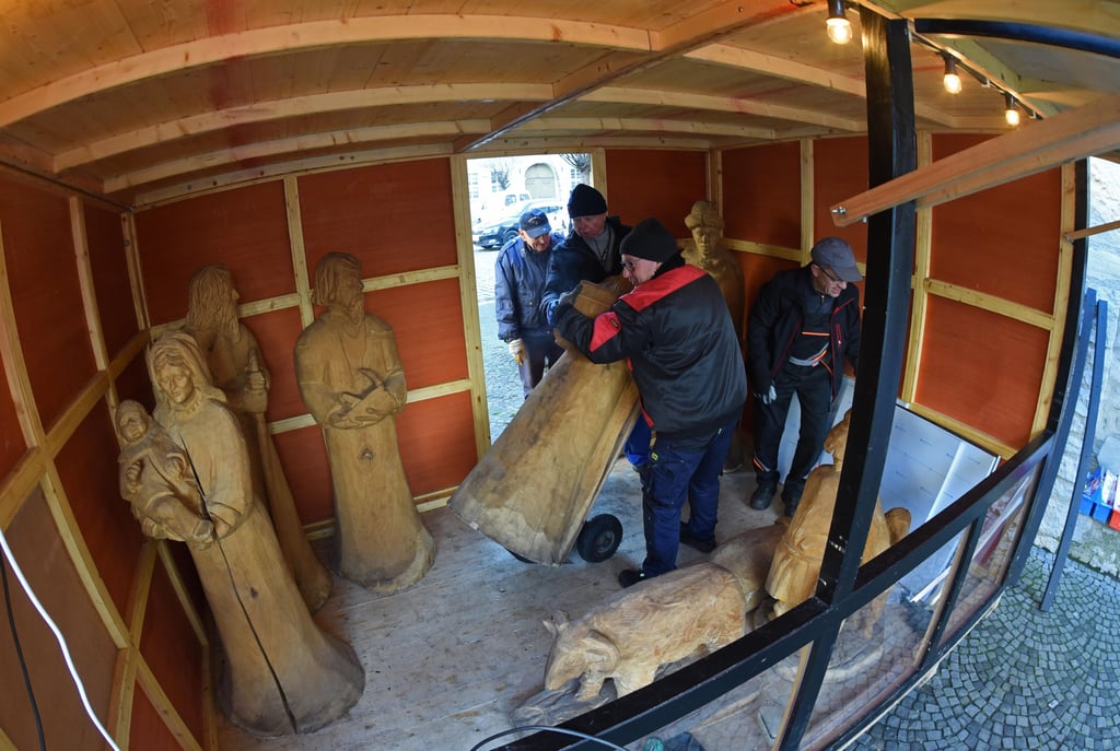 Die Holzfiguren werden für ihren diesjährigen Auftritt drapiert.