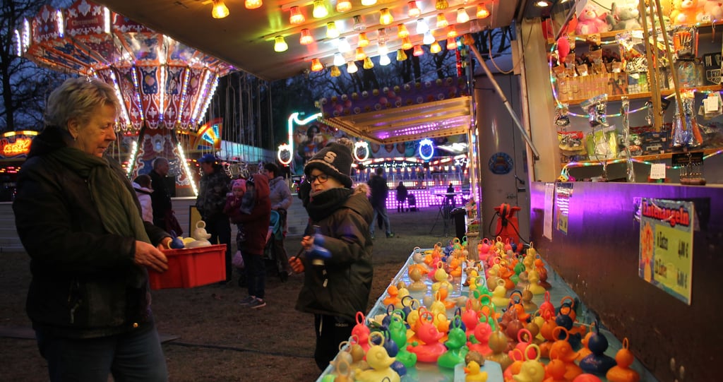 Liam angelt Enten beim Weihnachtsmarkt am Kulturhaus in Tangerhütte