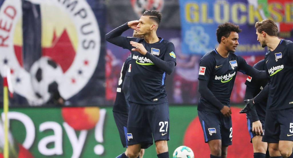 Davie Selke "grüßt" nach seinem Tor 2017 in Leipzig für Hertha die Fans von RB Leipzig.