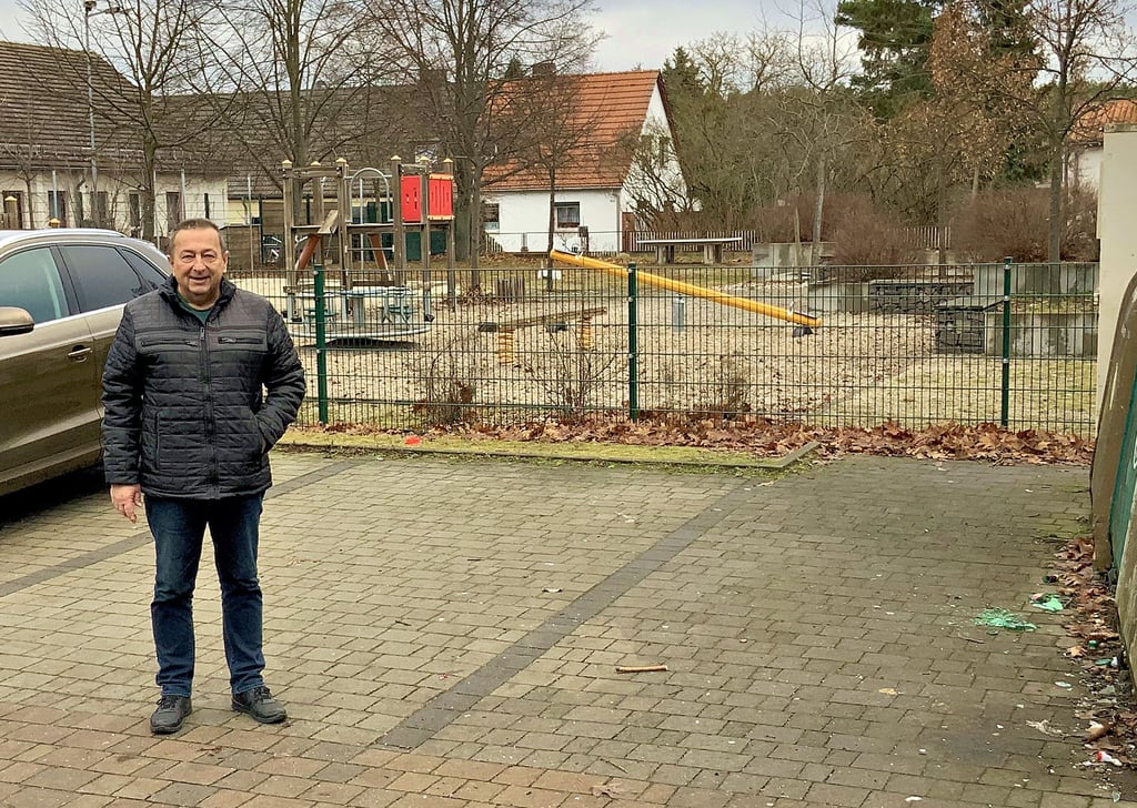 Eckhard Krause vor dem wunderschönen Spielplatz, der nun wieder ein öffentlicher ist.