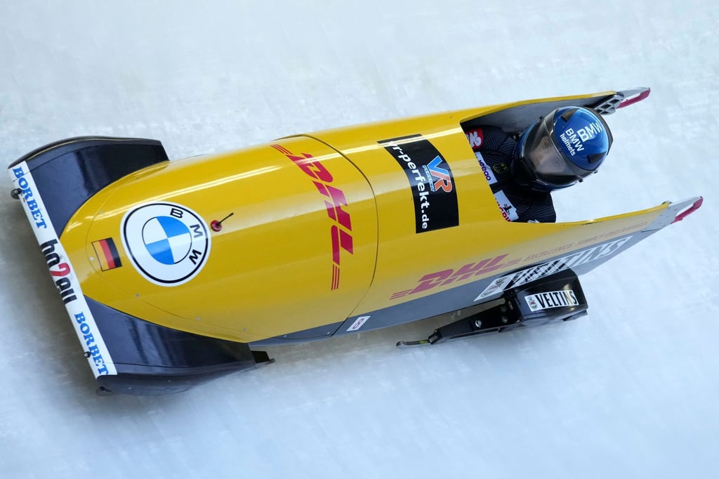 Laura Nolte rast im Monobob durch den Eiskanal.