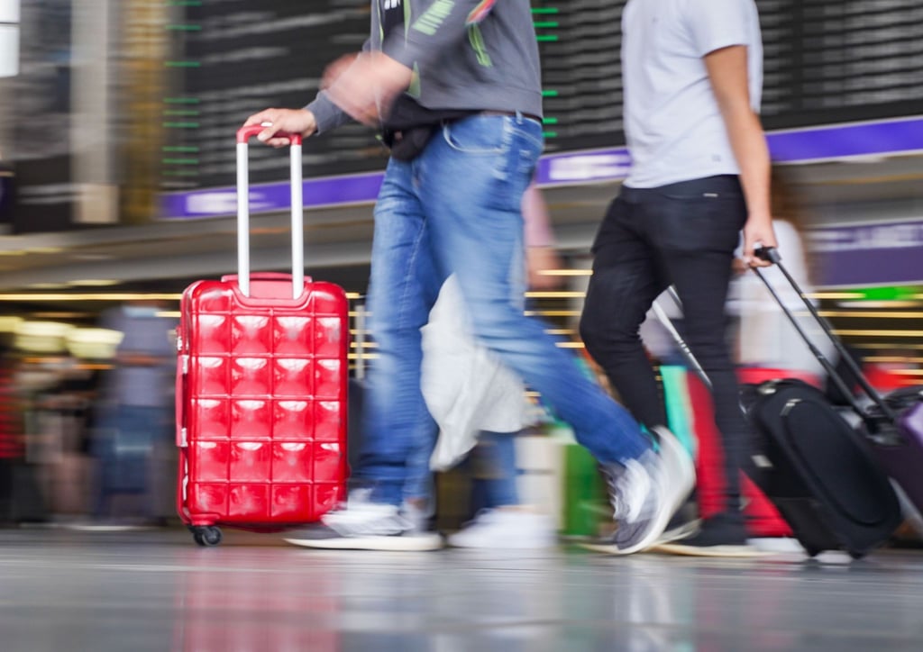 Flugreisende müssen rechtzeitig am Gate erscheinen.