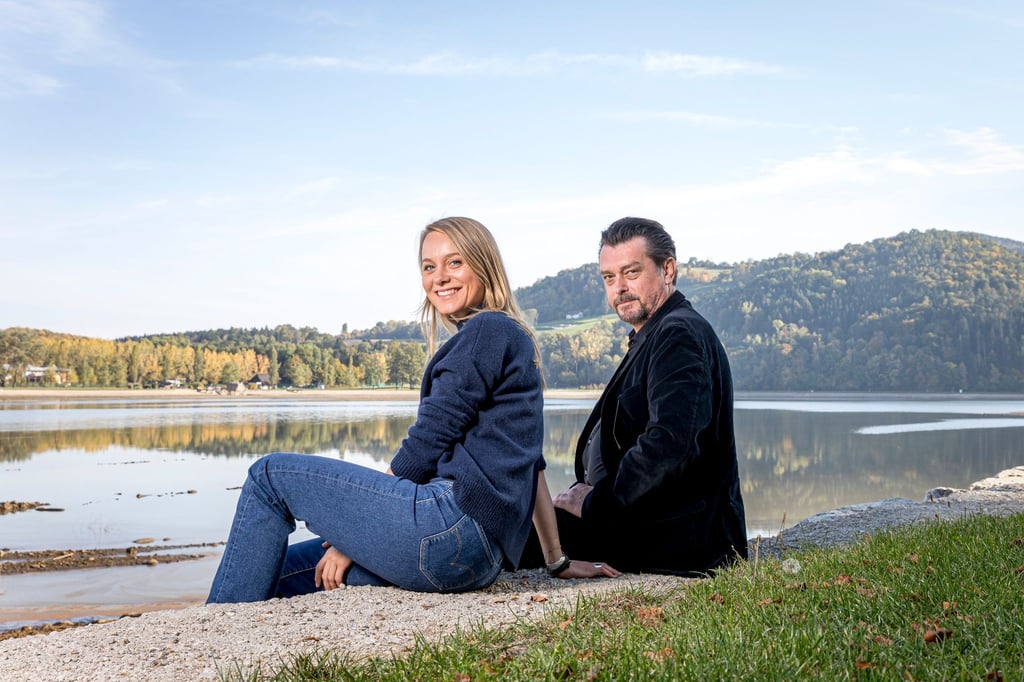Die Schauspielerin Anna Unterberger und ihr Kollege Hary Prinz am Set des „Steirer“-Krimis.