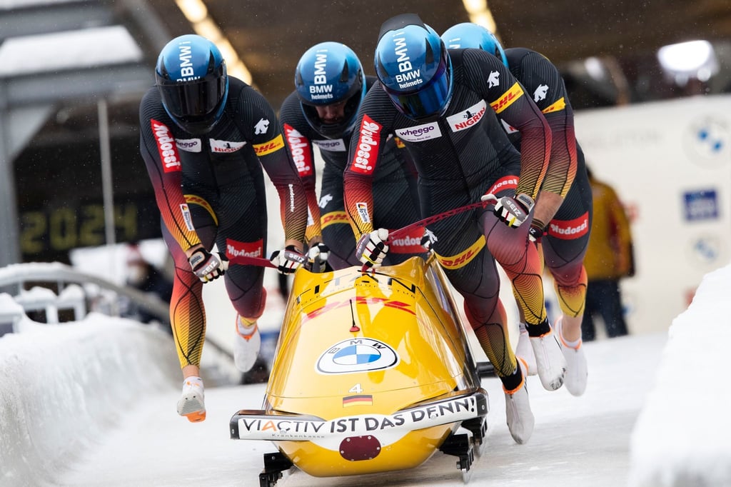 Holt seinen 56. Weltcup-Erfolg: Francesco Friedrich aus Deutschland und sein Team.