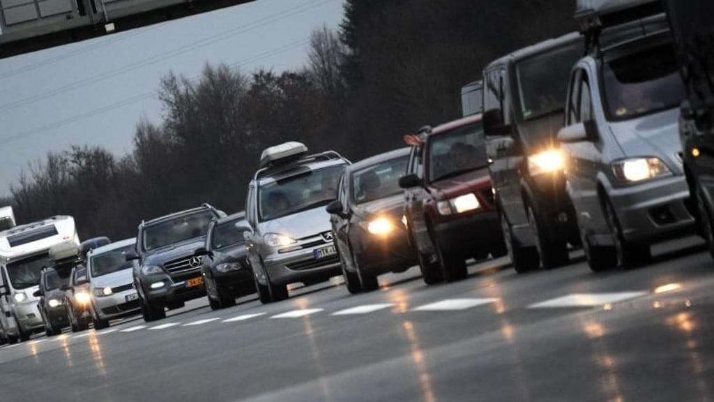 Rund um Weihnachten kann es auf den deutschen Autobahnen voll werden. Foto: Tobias Hase/Symbol/