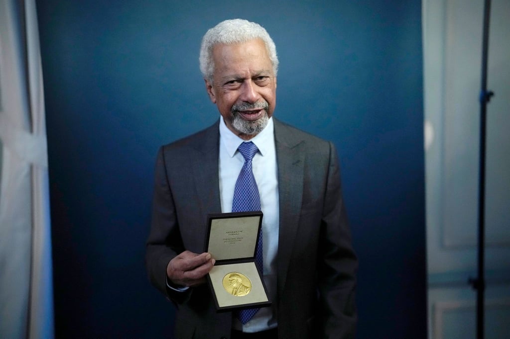 Abdulrazak Gurnah mit der Medaille des Nobelpreises für Literatur 2021 nach einer Zeremonie in London.